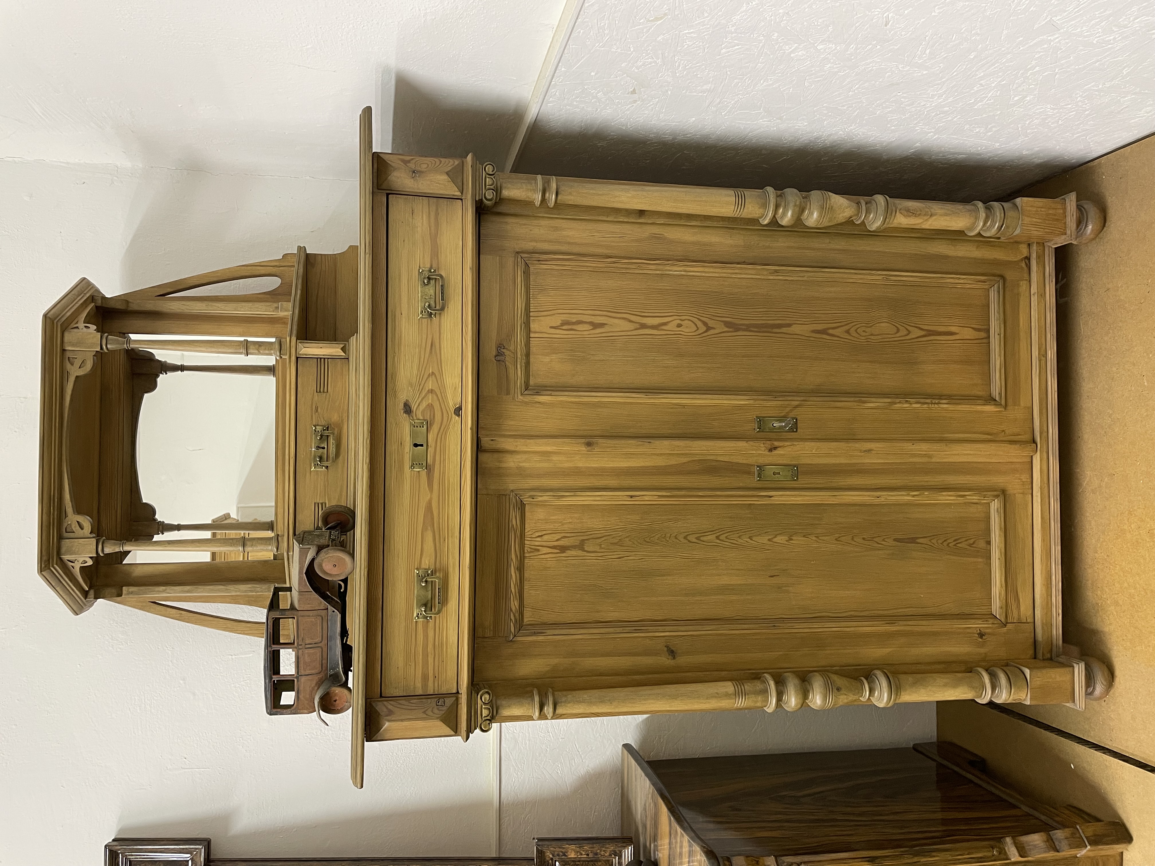 Kommode mit Spiegelaufsatz