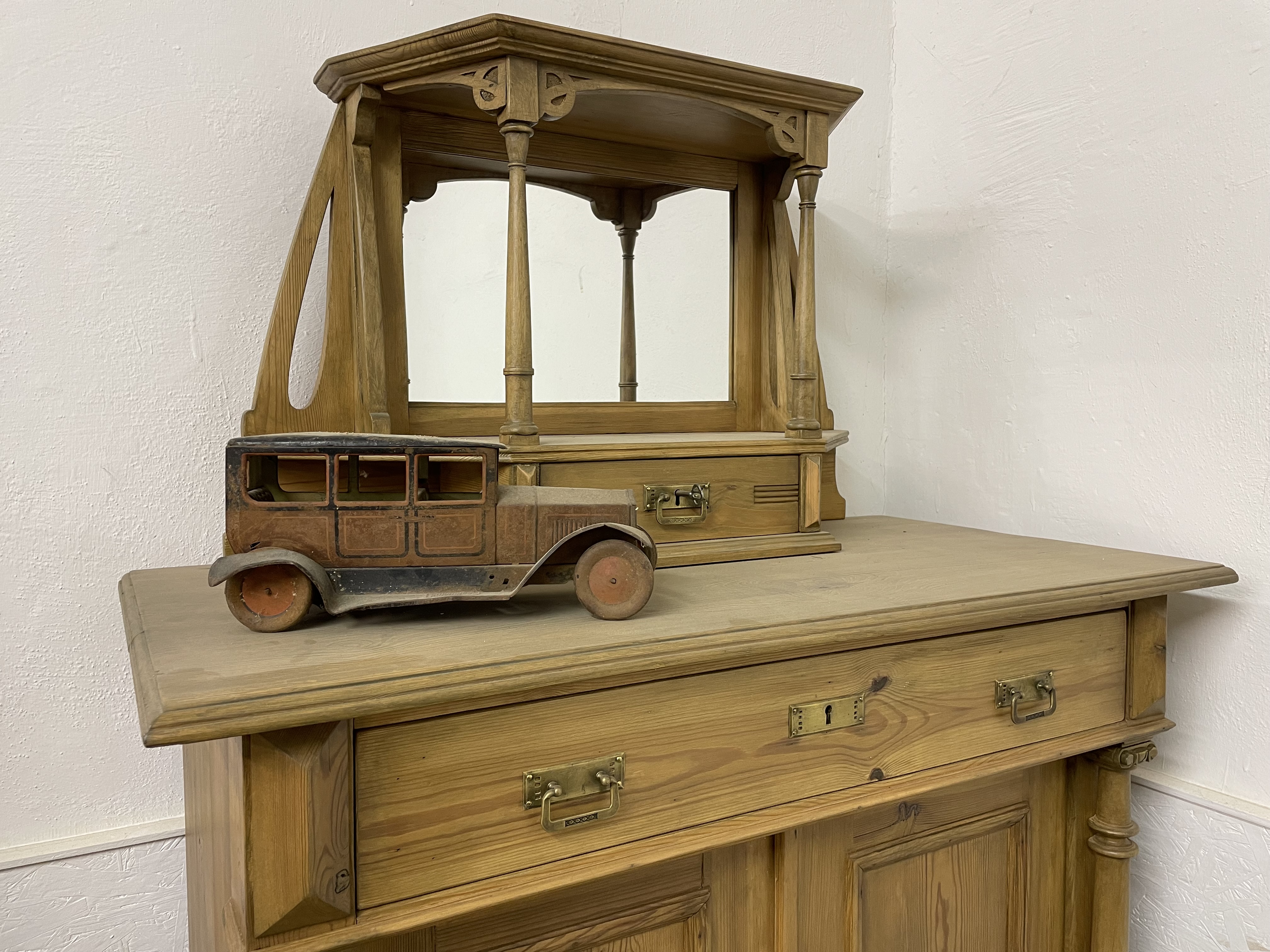 Kommode mit Spiegelaufsatz